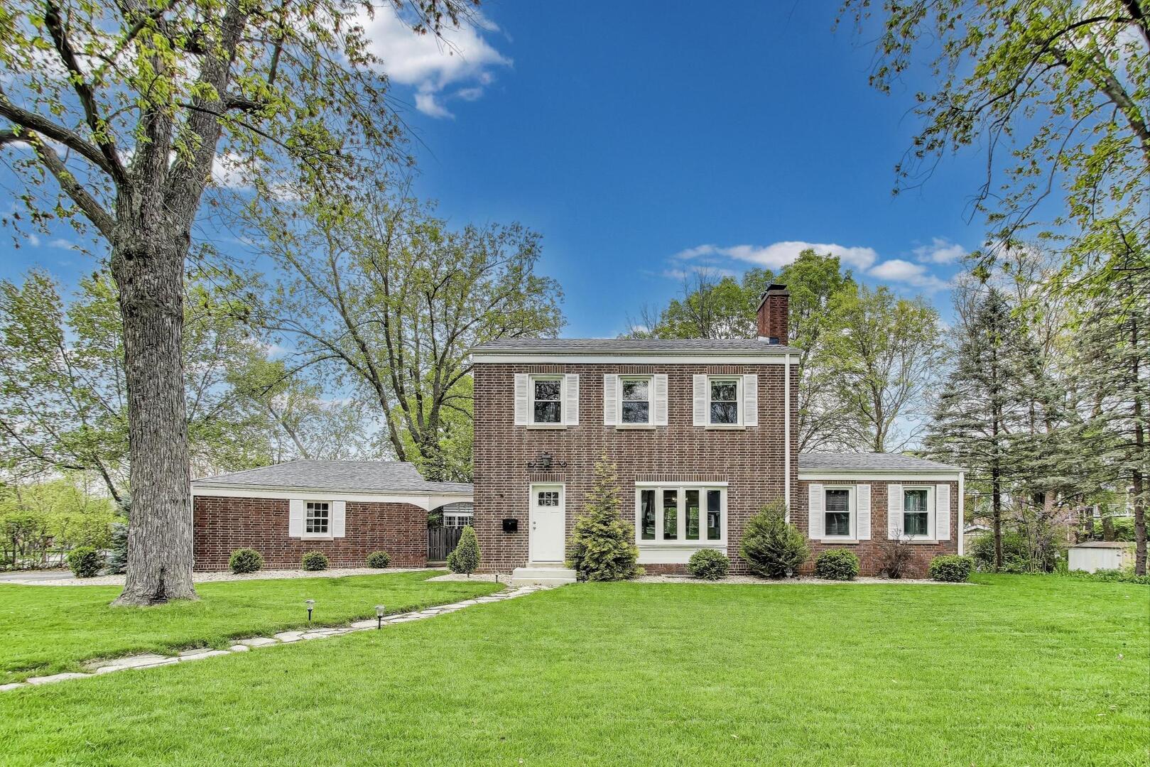 2515 Gordon Drive Flossmoor, IL 60422 - Photo 1 of 42 a front view of a house with a garden