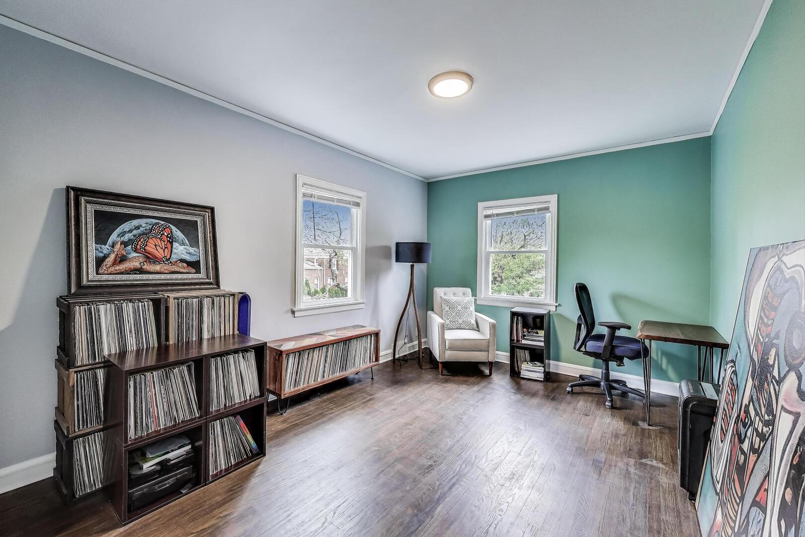 2515 Gordon Drive Flossmoor, IL 60422 - Photo 26 of 42 a living room with furniture and a wooden floor