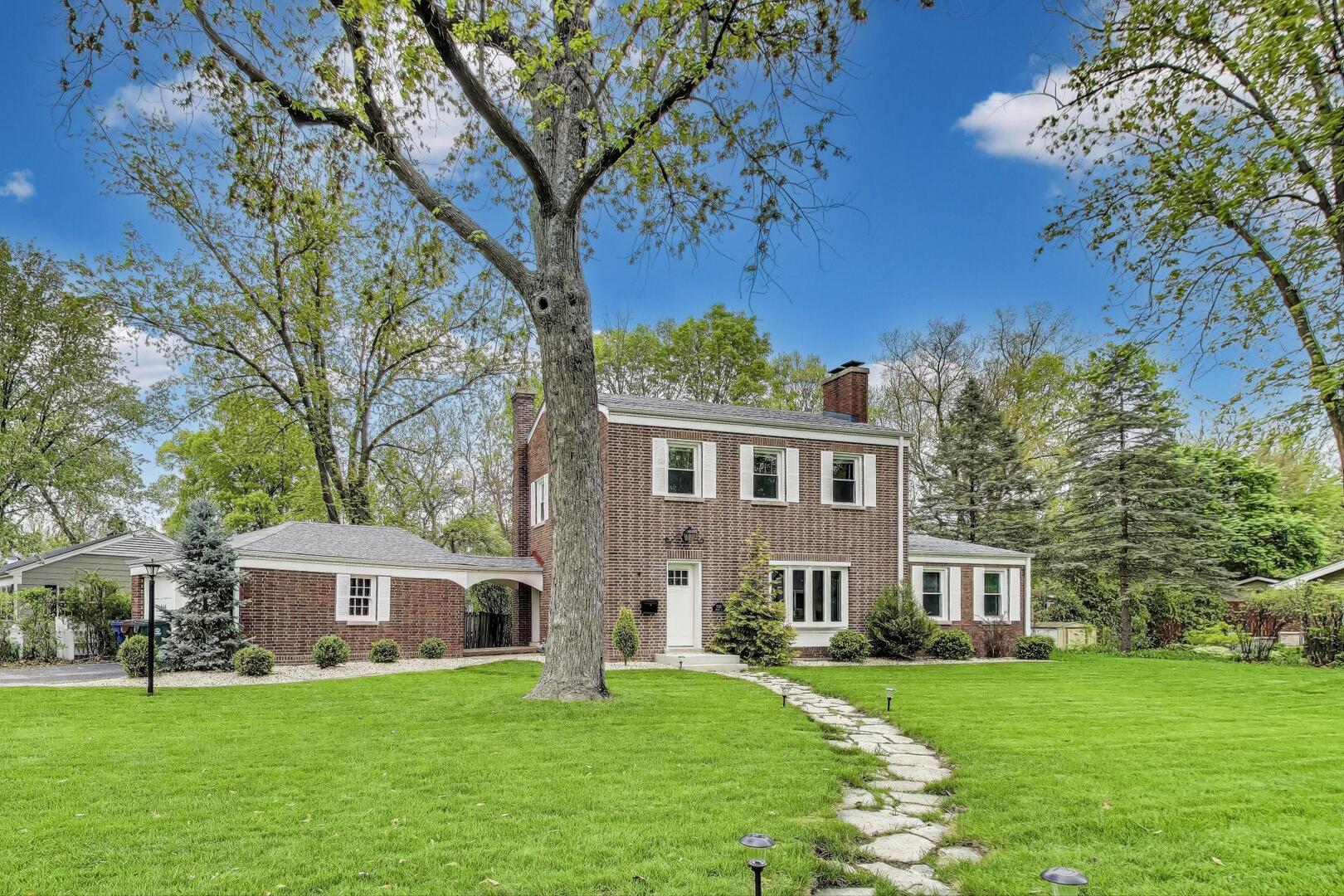 2515 Gordon Drive Flossmoor, IL 60422 - Photo 3 of 42 a front view of a house with a garden