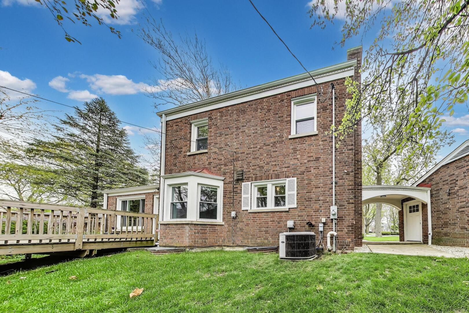 2515 Gordon Drive Flossmoor, IL 60422 - Photo 35 of 42 a front view of a house with a garden