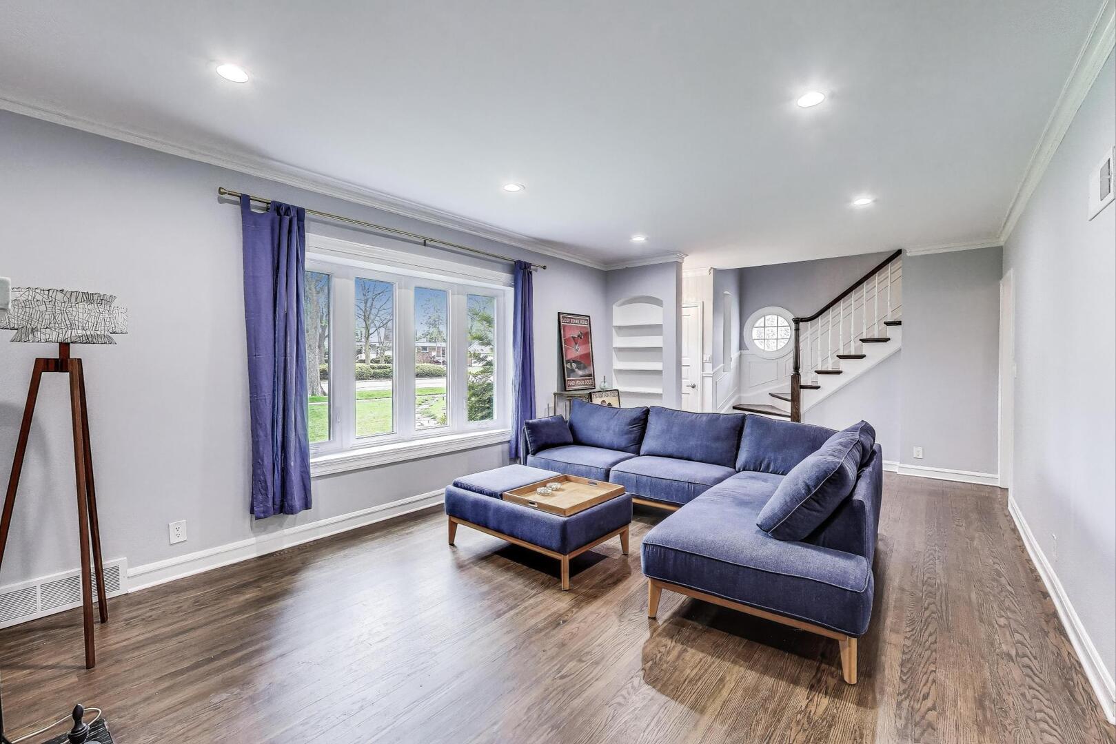 2515 Gordon Drive Flossmoor, IL 60422 - Photo 5 of 42 a living room with furniture and a large window