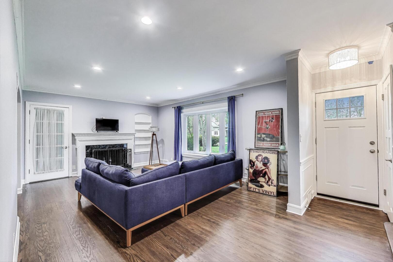 2515 Gordon Drive Flossmoor, IL 60422 - Photo 6 of 42 a living room with furniture and a fireplace