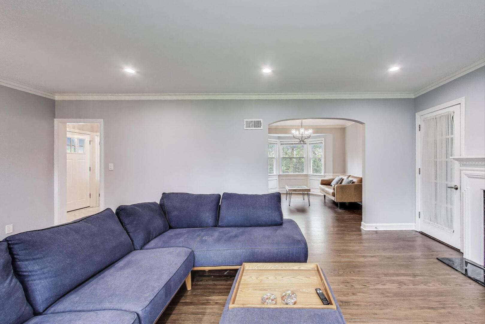 2515 Gordon Drive Flossmoor, IL 60422 - Photo 7 of 42 a living room with furniture and a couch