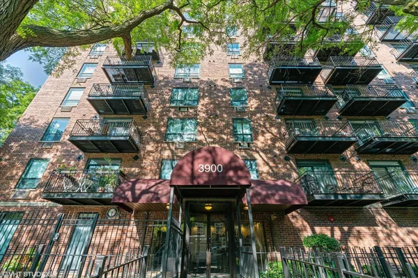 $439,000 | 3900 North Pine Grove Avenue, Unit 209, Chicago, IL 60613