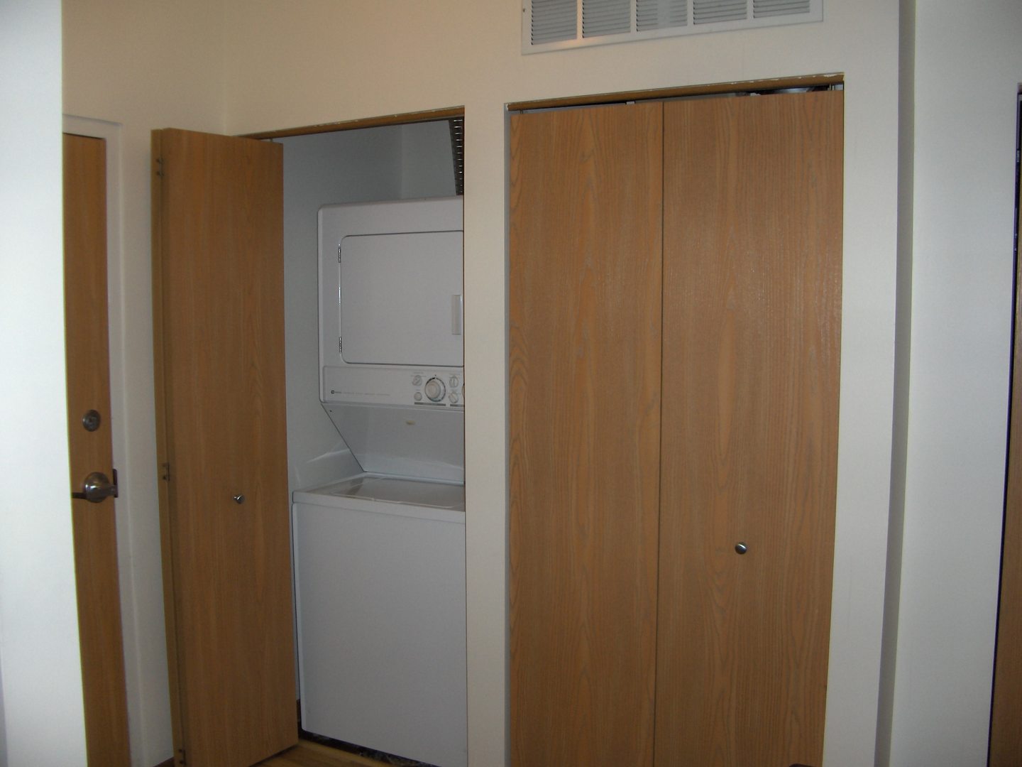 515 Main Street, Unit 608 Evanston, IL 60202 - Photo 12 of 21 a bathroom with a glass door