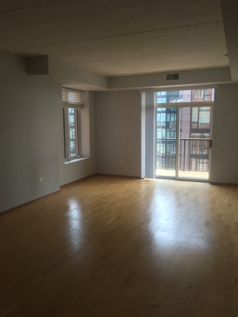 515 Main Street, Unit 608 Evanston, IL 60202 - Photo 13 of 21 a view of a livingroom with wooden floor and a window