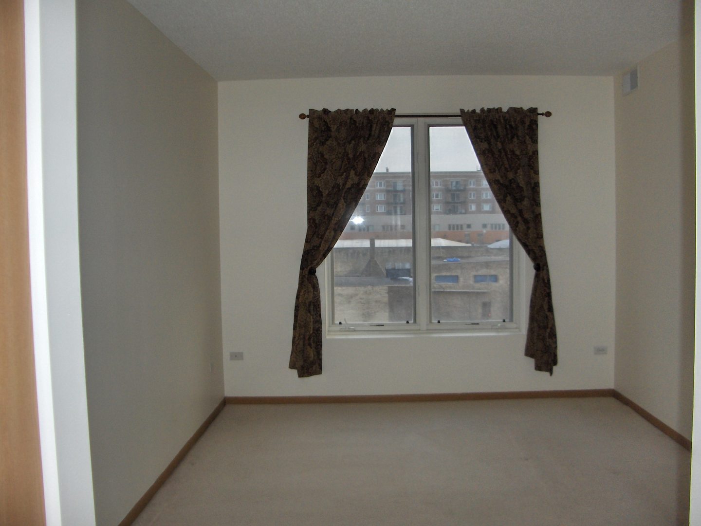 515 Main Street, Unit 608 Evanston, IL 60202 - Photo 4 of 21 an entryway with stairs