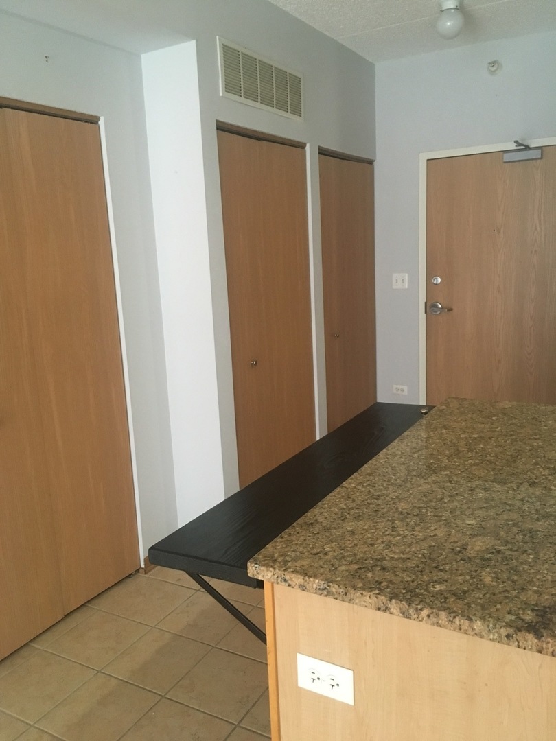 515 Main Street, Unit 608 Evanston, IL 60202 - Photo 9 of 21 a view of bathroom