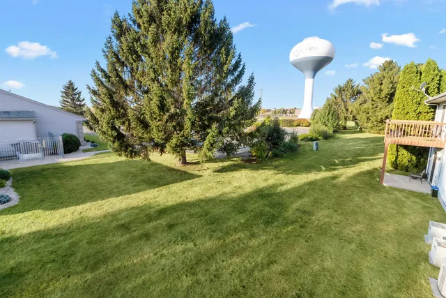 a view of yard with green space