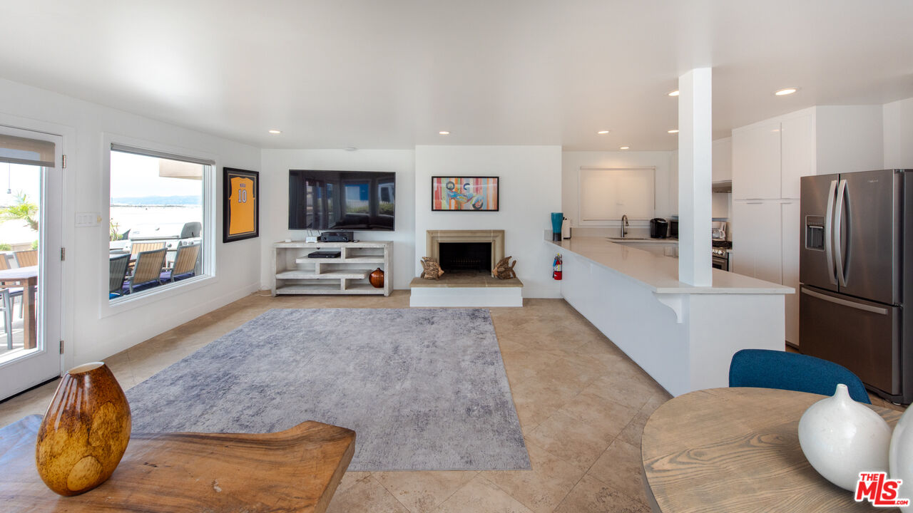 6419 Ocean Front Walk Playa del Rey, CA 90293 - Photo 8 of 47 Gallery Image 8