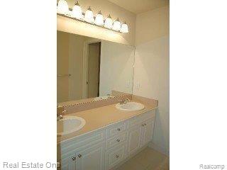 2686 Monarch Court Rochester, MI 48306 - Photo 18 of 25 hall bath