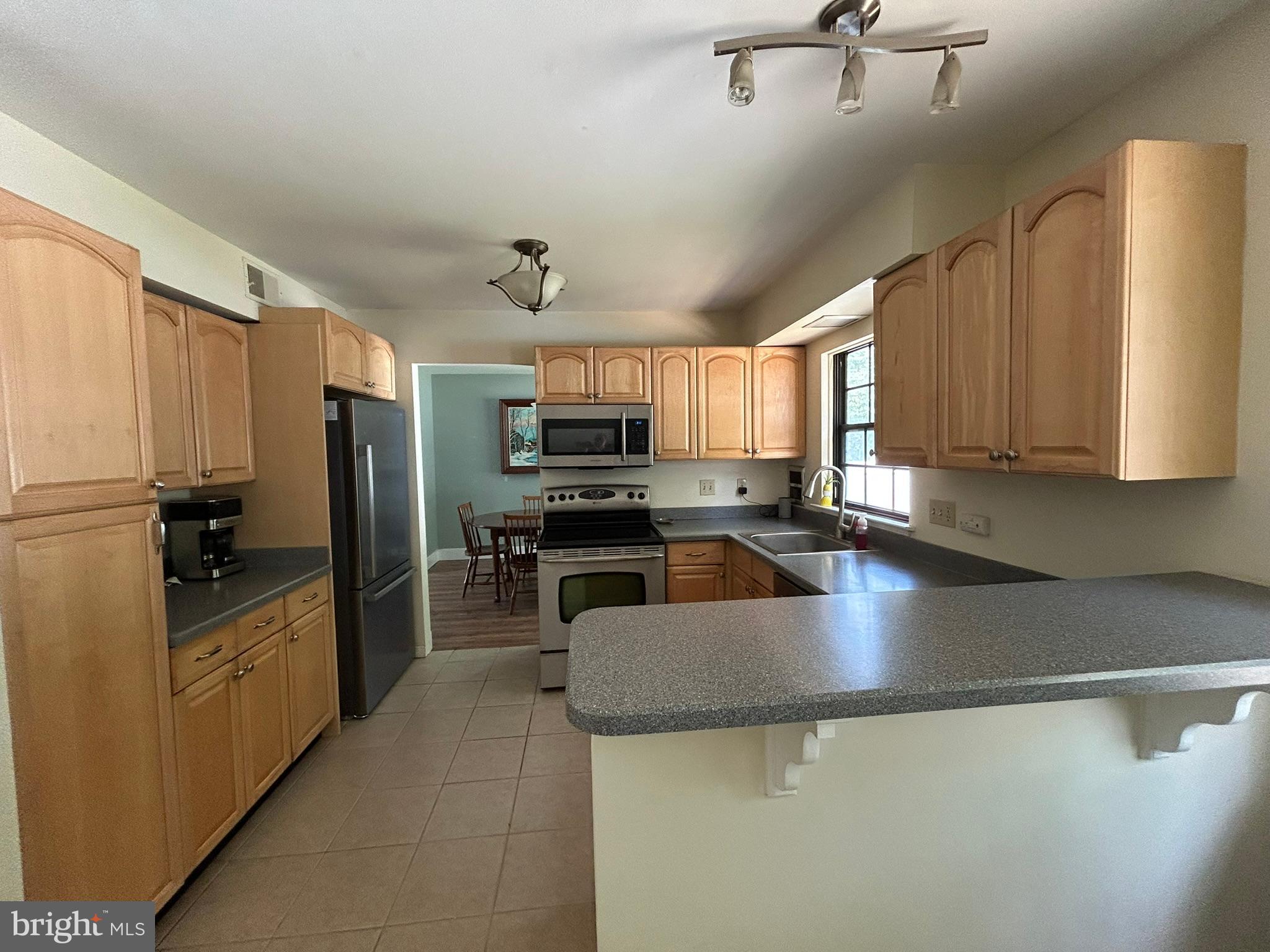 21 Matthew Drive Reading, PA 19608 - Photo 17 of 32 luncheon counter space