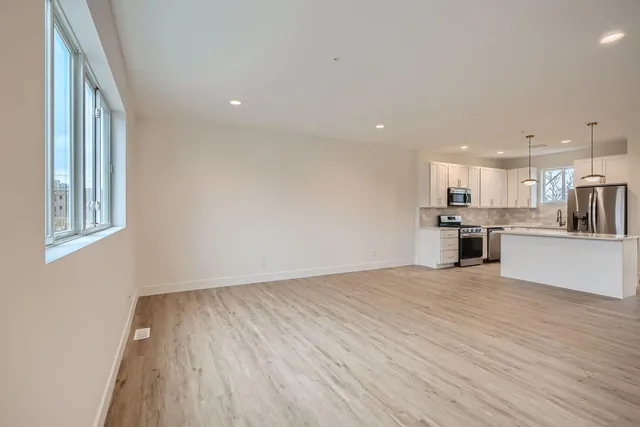 $364,000 | 1995 11th Avenue East, Unit 2, Maplewood, MN 55109