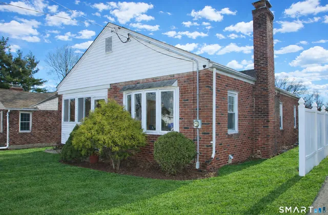 a view of front of a house with a yard