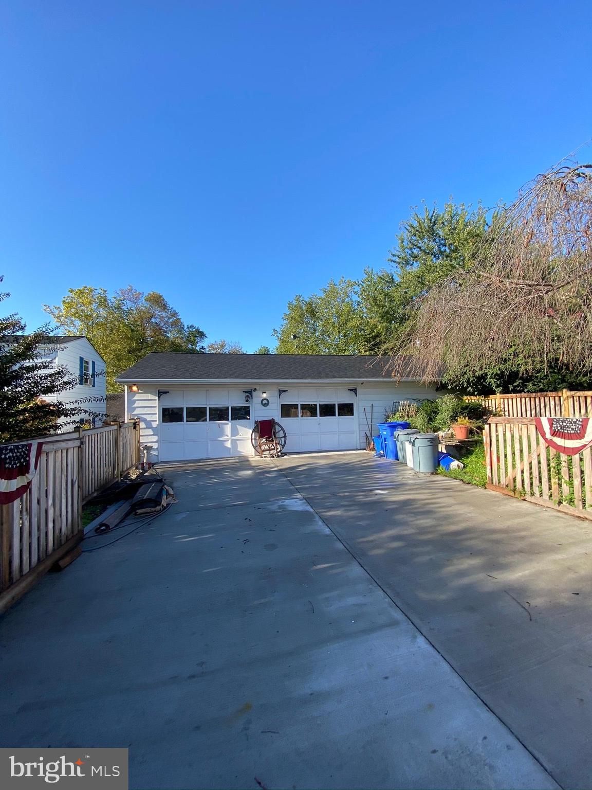 4-Car Garage ...2-Front & 2-Side Bays+4-Car Pkg