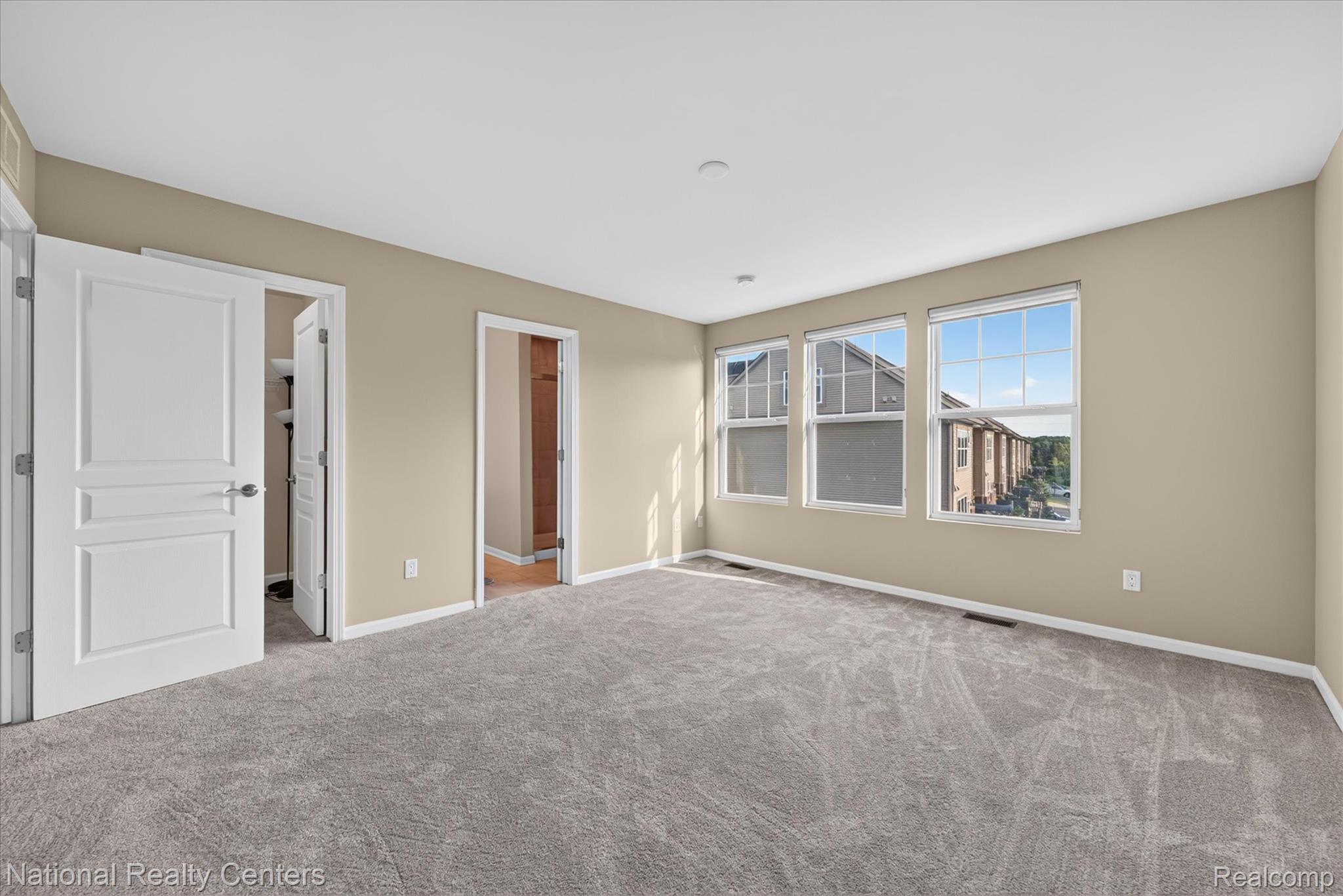 330 Glenhurst Boulevard Rochester, MI 48307 - Photo 32 of 47 Neutral-toned walls complement plush grey carpeting