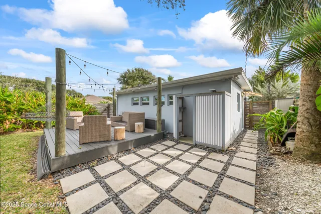 a view of a house with backyard