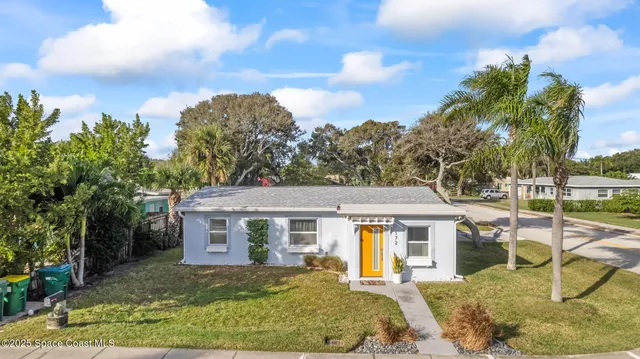 a view of a house with a yard