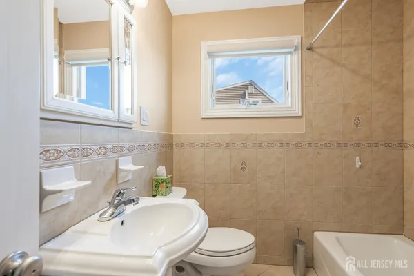 $650,000 | 230 Melrose Avenue, Middlesex, NJ 08846