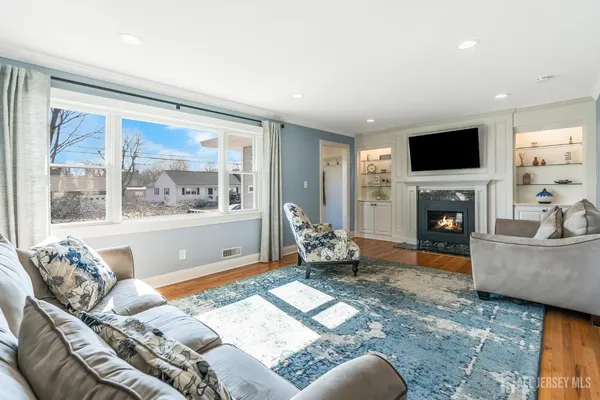 $650,000 | 230 Melrose Avenue, Middlesex, NJ 08846