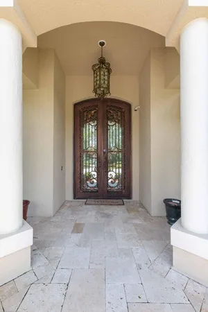 a view of entryway with furniture