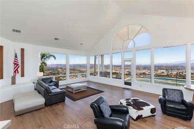 a view of a dinning table and chairs in the patio