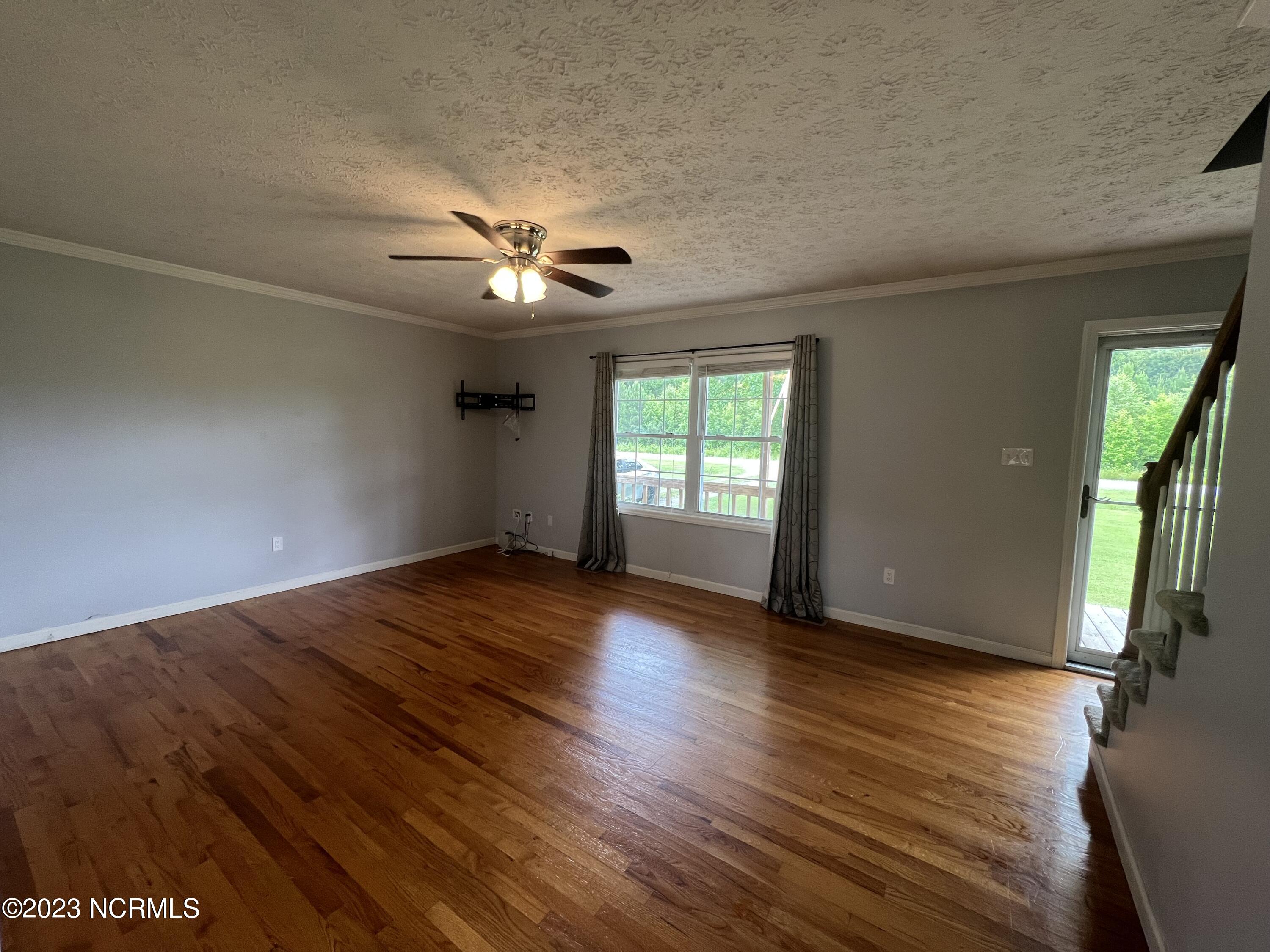 647 Everett Community Road Pinetown, NC 27865 - Photo 17 of 47 Living Room