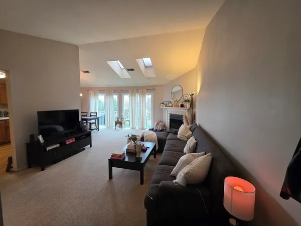 $2,200 | 2791 Green Bridge Court, Unit V2, Schaumburg, IL 60107