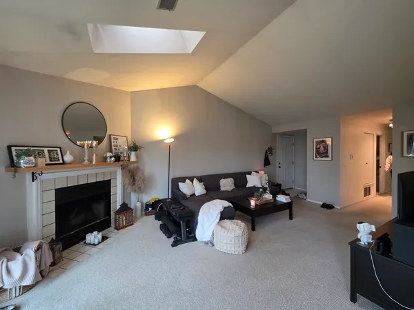 $2,200 | 2791 Green Bridge Court, Unit V2, Schaumburg, IL 60107