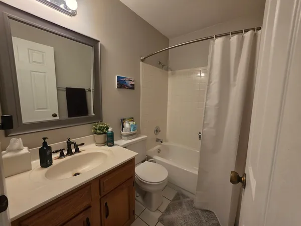 $2,200 | 2791 Green Bridge Court, Unit V2, Schaumburg, IL 60107