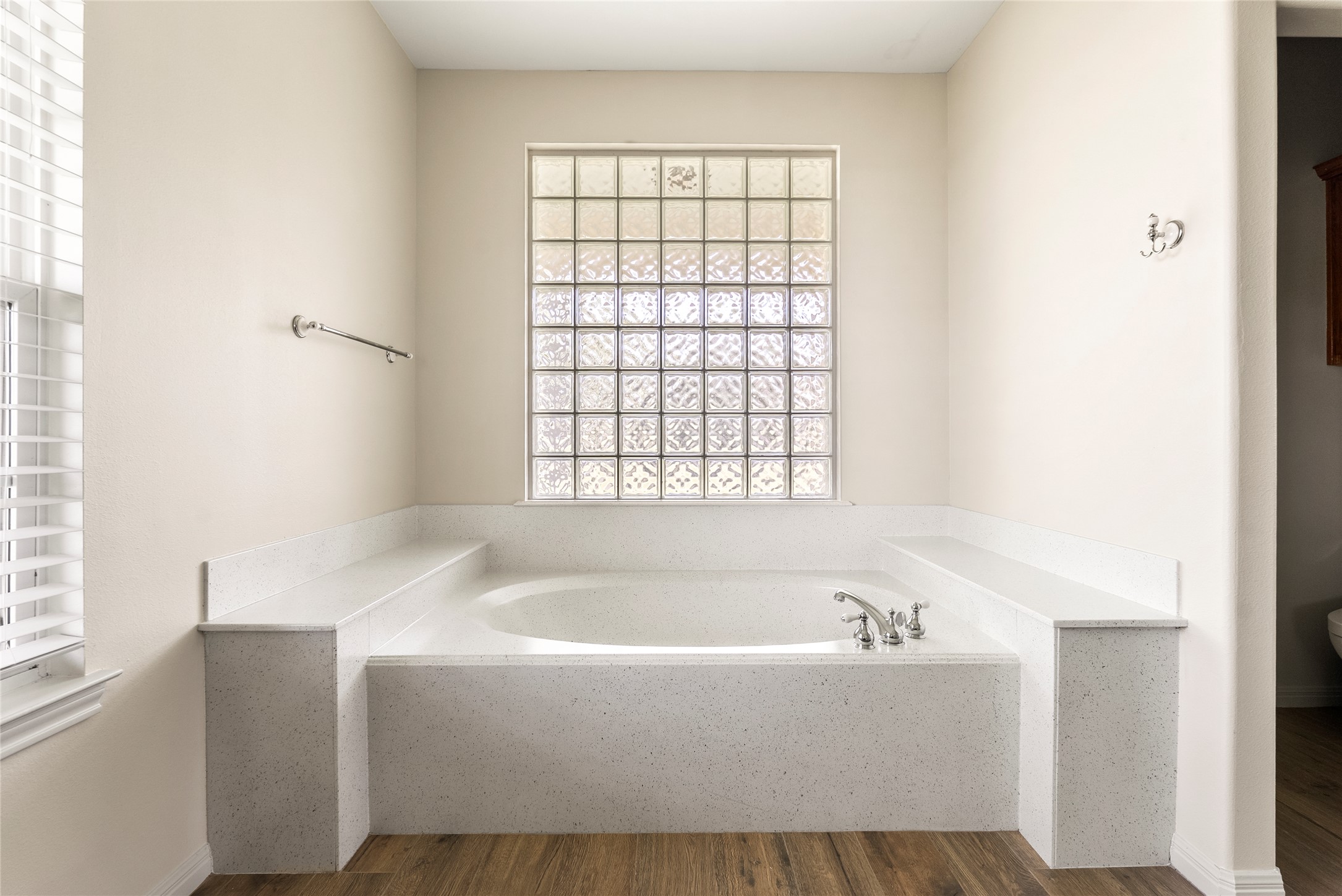 928 Upper Elgin River Road Elgin, TX 78621 - Photo 25 of 40 Built-in soaking tub