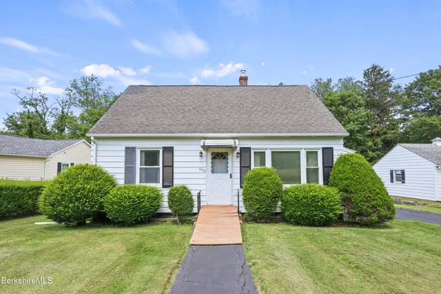 a view of house with garden