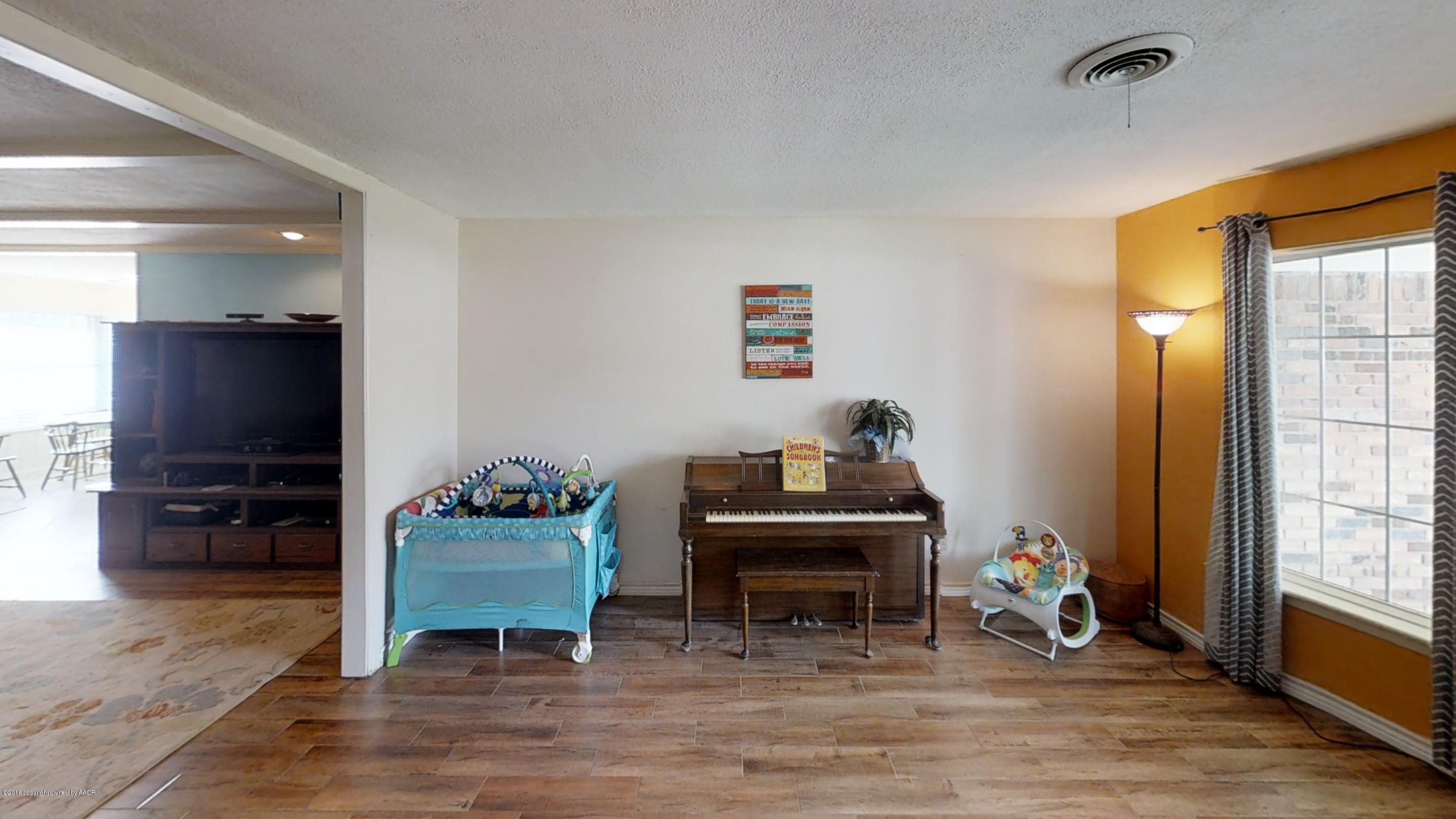 3308 Bedford Road Amarillo, TX 79106 - Photo 14 of 31 a living room with furniture and a flat screen tv