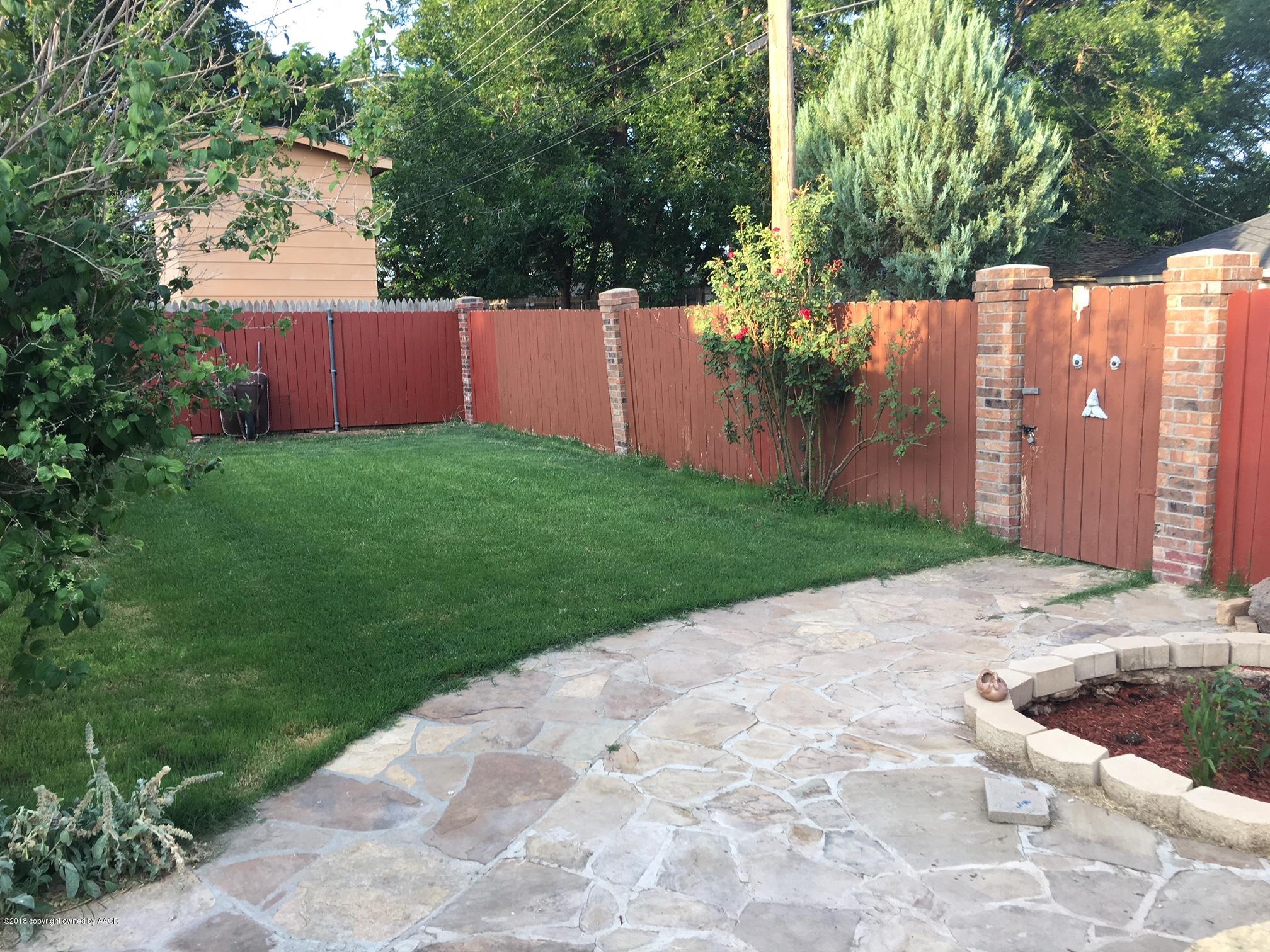 3308 Bedford Road Amarillo, TX 79106 - Photo 28 of 31 a backyard of a house with seating space