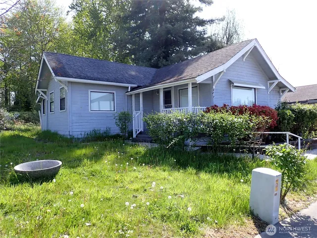 a view of a house with a yard and plants