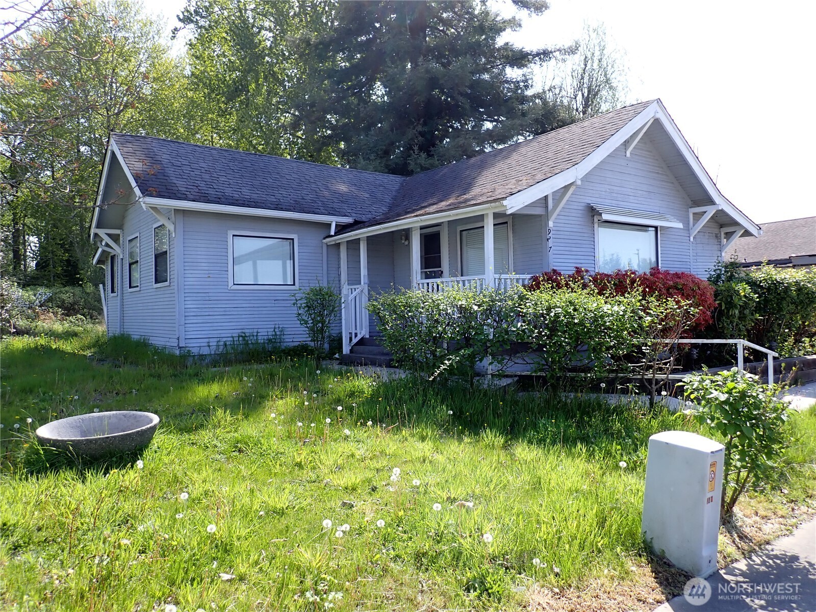 a view of a house with a yard and plants