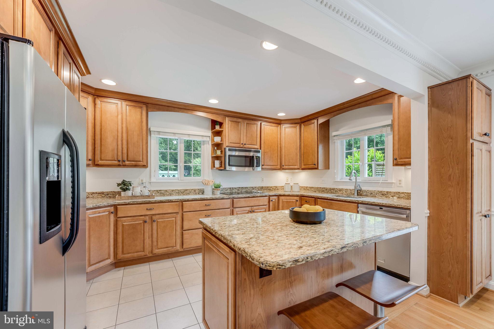 7339 Pinecastle Road Falls Church, VA 22043 - Photo 9 of 44 Kitchen with bar area
