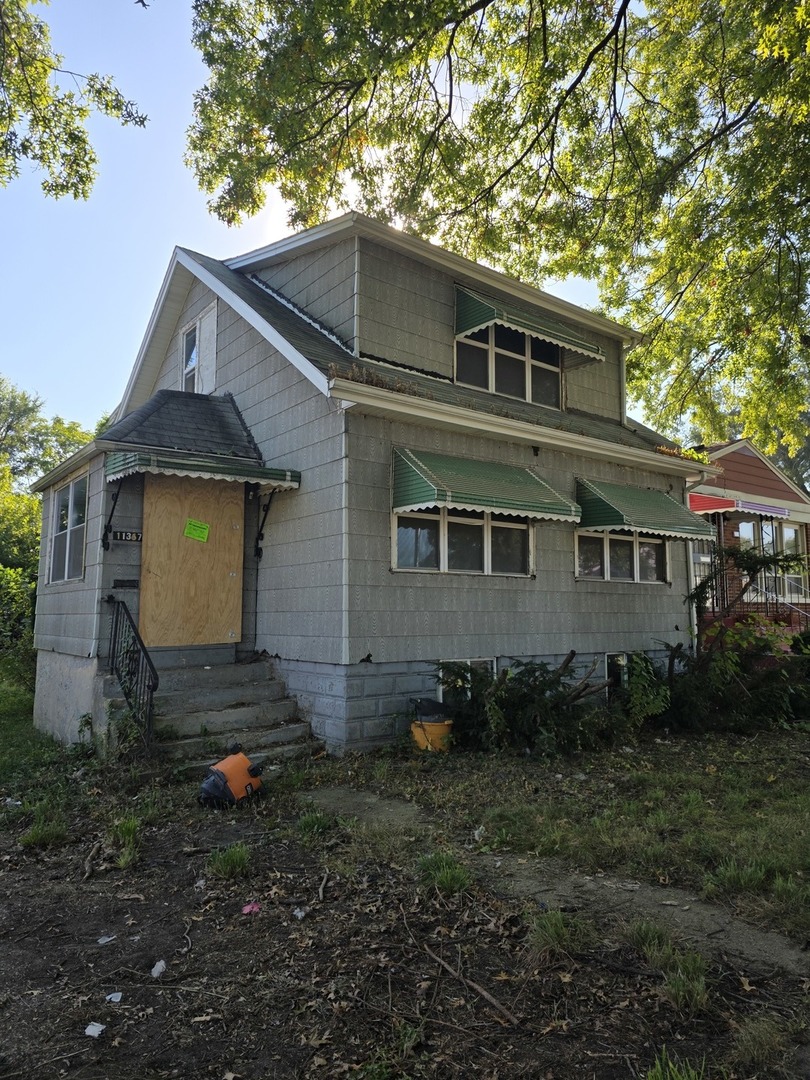 11367 South Aberdeen Street Chicago, IL 60643 - Photo 4 of 20 a front view of a house with a yard