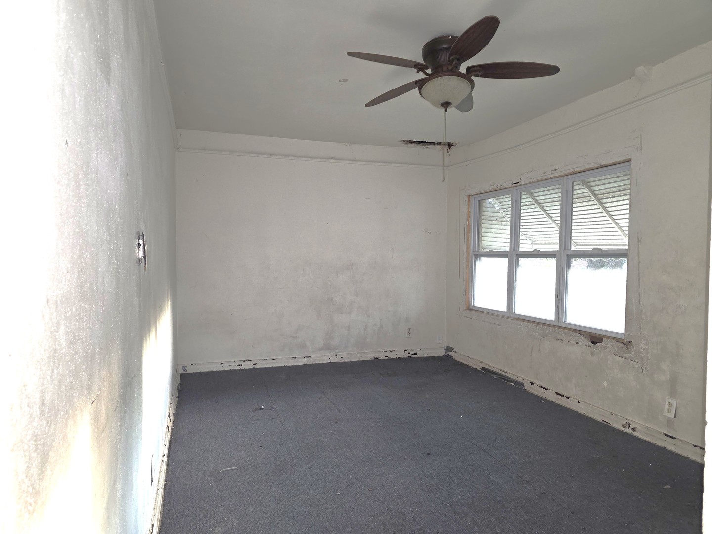11367 South Aberdeen Street Chicago, IL 60643 - Photo 5 of 20 a view of room window and a ceiling fan