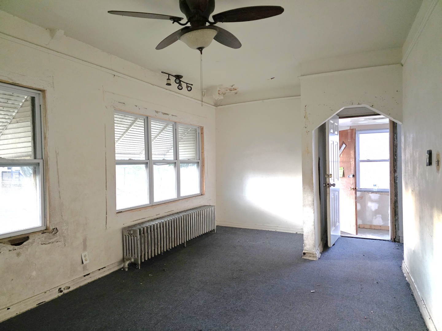 11367 South Aberdeen Street Chicago, IL 60643 - Photo 6 of 20 a view of an empty room with a window