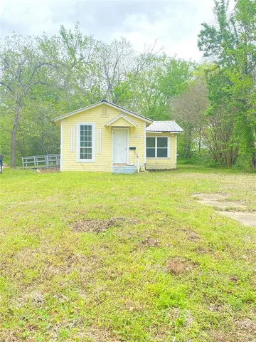 $800 | 305 4th Street Southwest, Paris, TX 75460