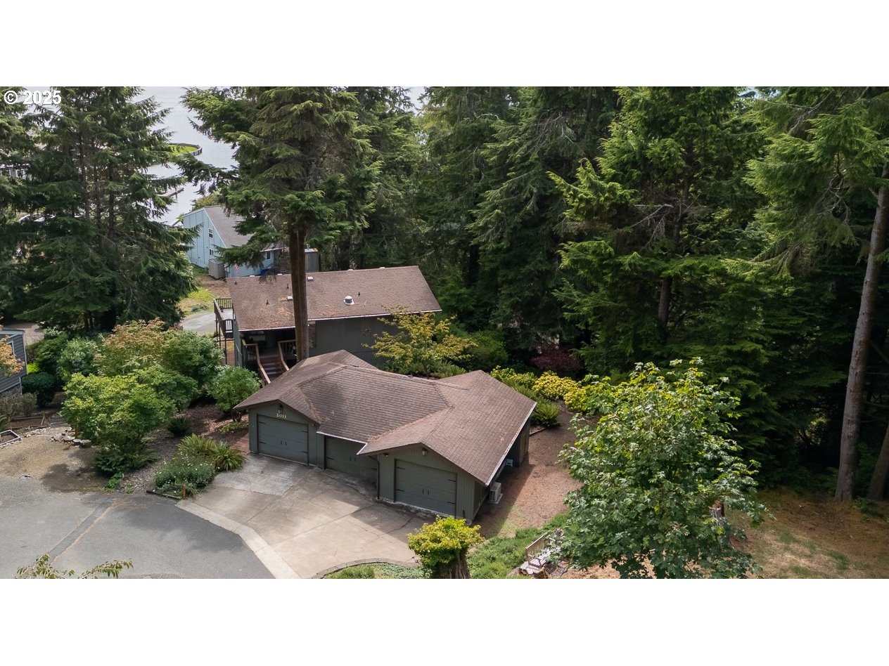 a view of a house with a backyard