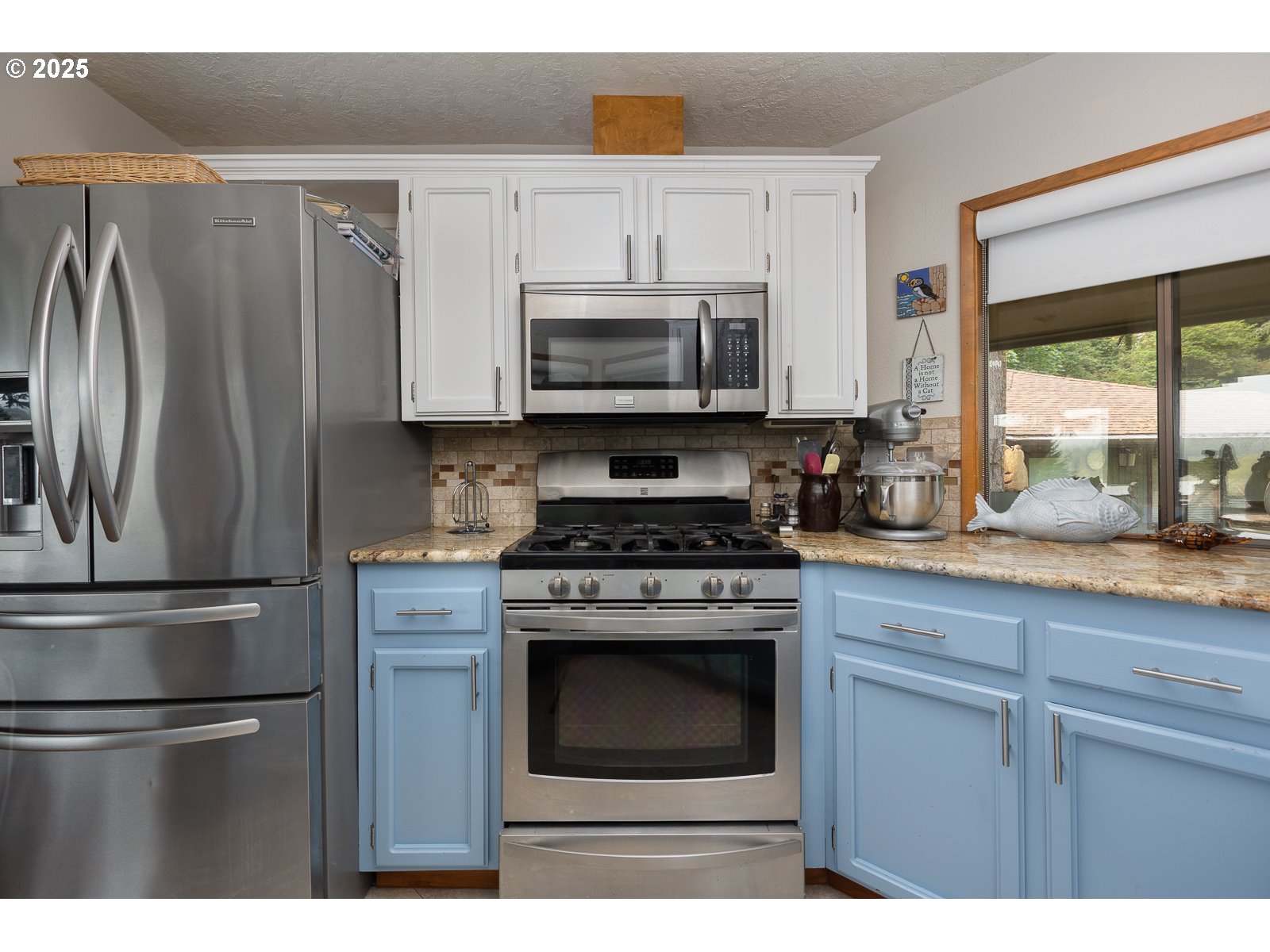 2011 Devil's Ridge Road Lincoln City, OR 97367 - Photo 6 of 24 a kitchen with granite countertop a stove a sink and a refrigerator