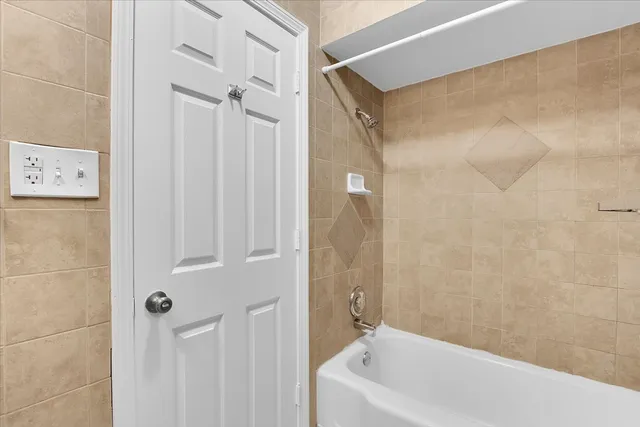 $1,650 | 17 South 4th Avenue, Unit B, St. Charles, IL 60174