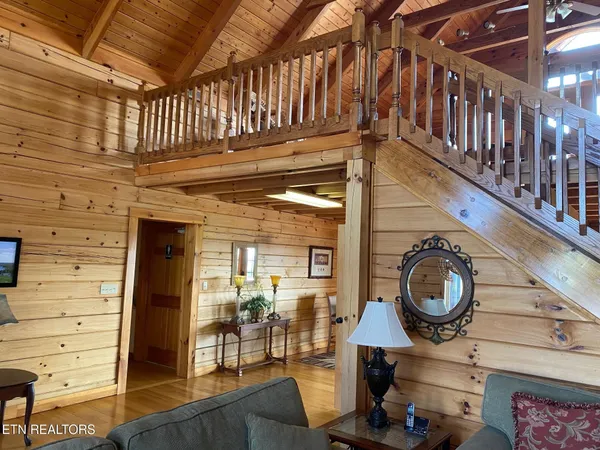 a view of entryway with patio