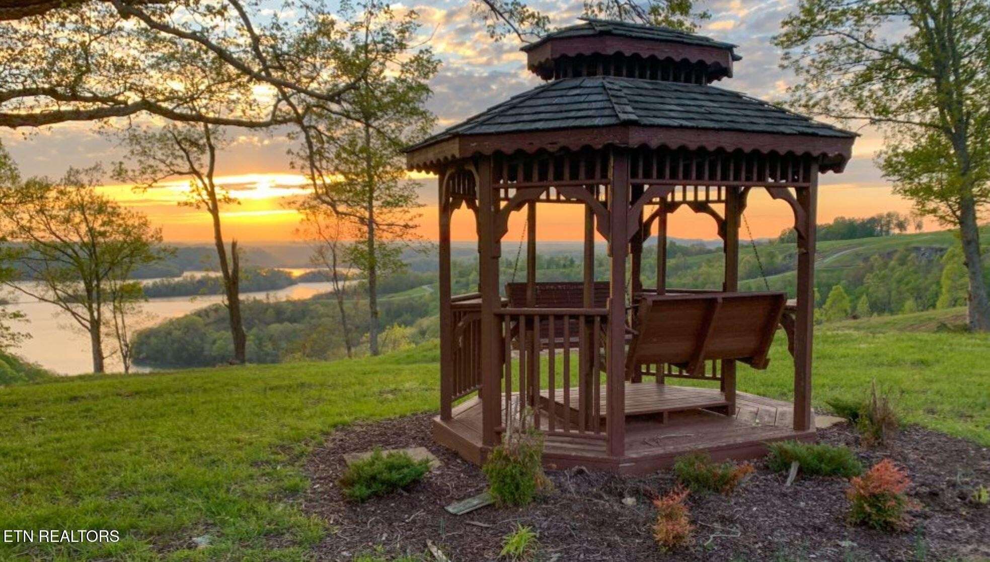 30 Bass Road Celina, TN 38551 - Photo 22 of 23 a view of a chairs and table in the yard