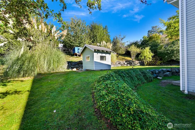 a view of a house with a yard