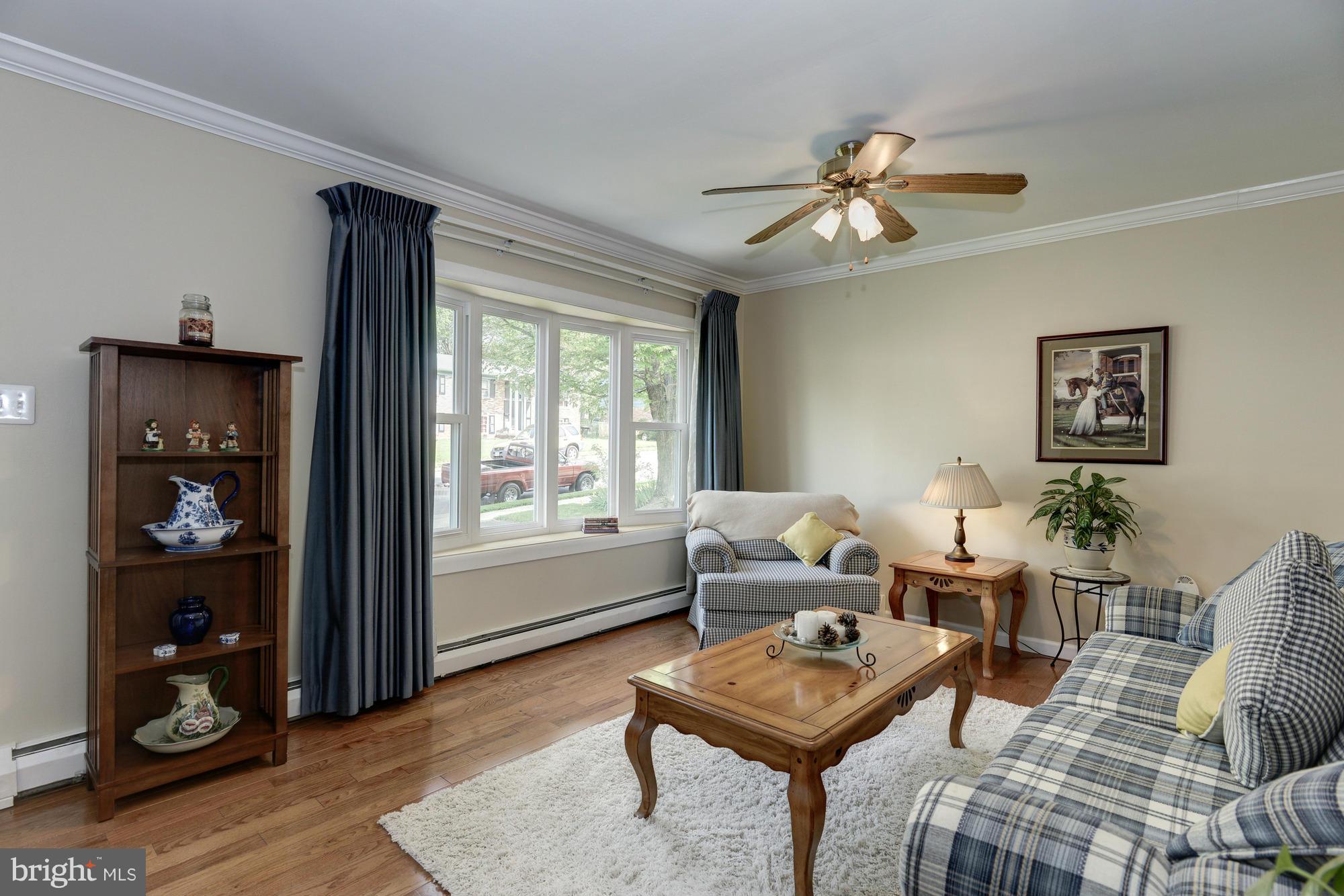 13605 Kingsman Road Woodbridge, VA 22193 - Photo 2 of 30 Living Room