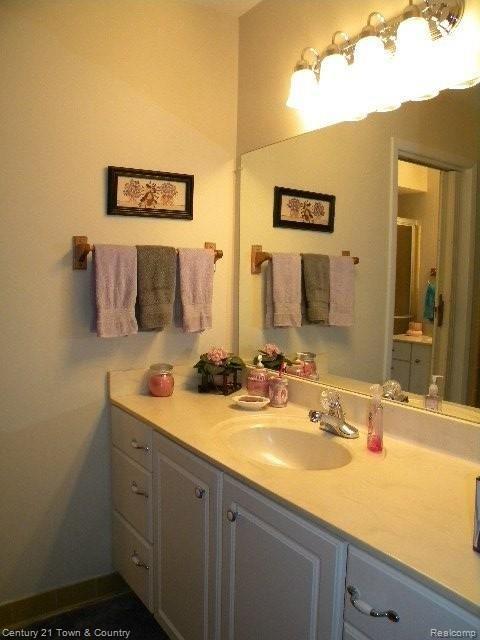 751 Oak Brook Ridge Drive, Unit 112 Rochester, MI 48307 - Photo 10 of 15 2nd bath.jpg