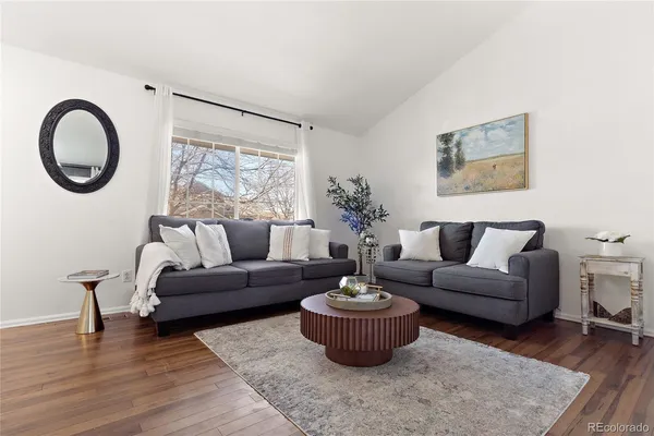 a view of entryway and kitchen